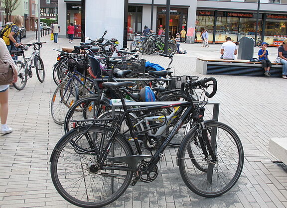 Gut gefüllt, nicht erst seit gestern: Fahrradabstellanlage in der Innenstadt am Niddaplatz
