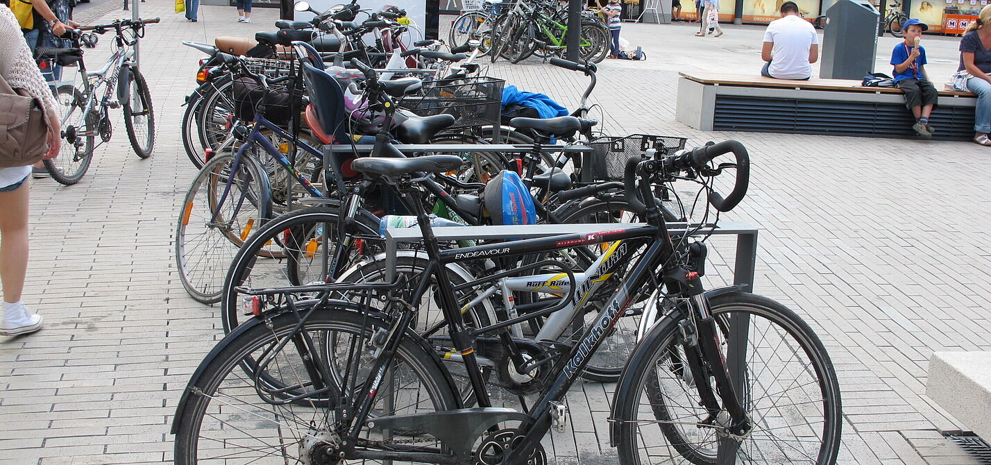 Gut gefüllt, nicht erst seit gestern: Fahrradabstellanlage in der Innenstadt am Niddaplatz