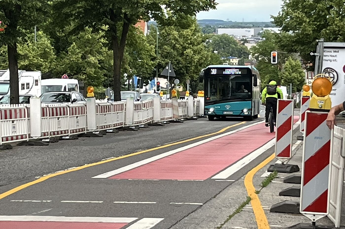 Entgegenkommender Bus … doch zumindest dann, wenn ein Bus überholt, wird es brandgefährlich