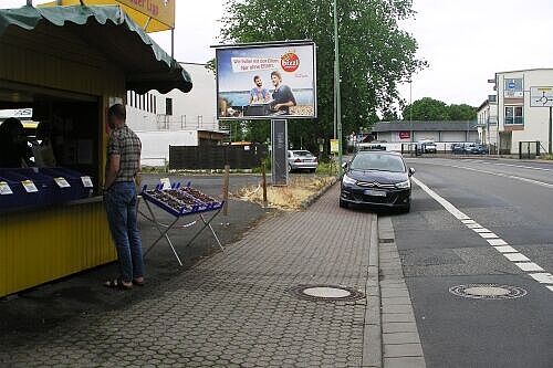 Zugeparkt: Radweg auf der Kasseler Straße