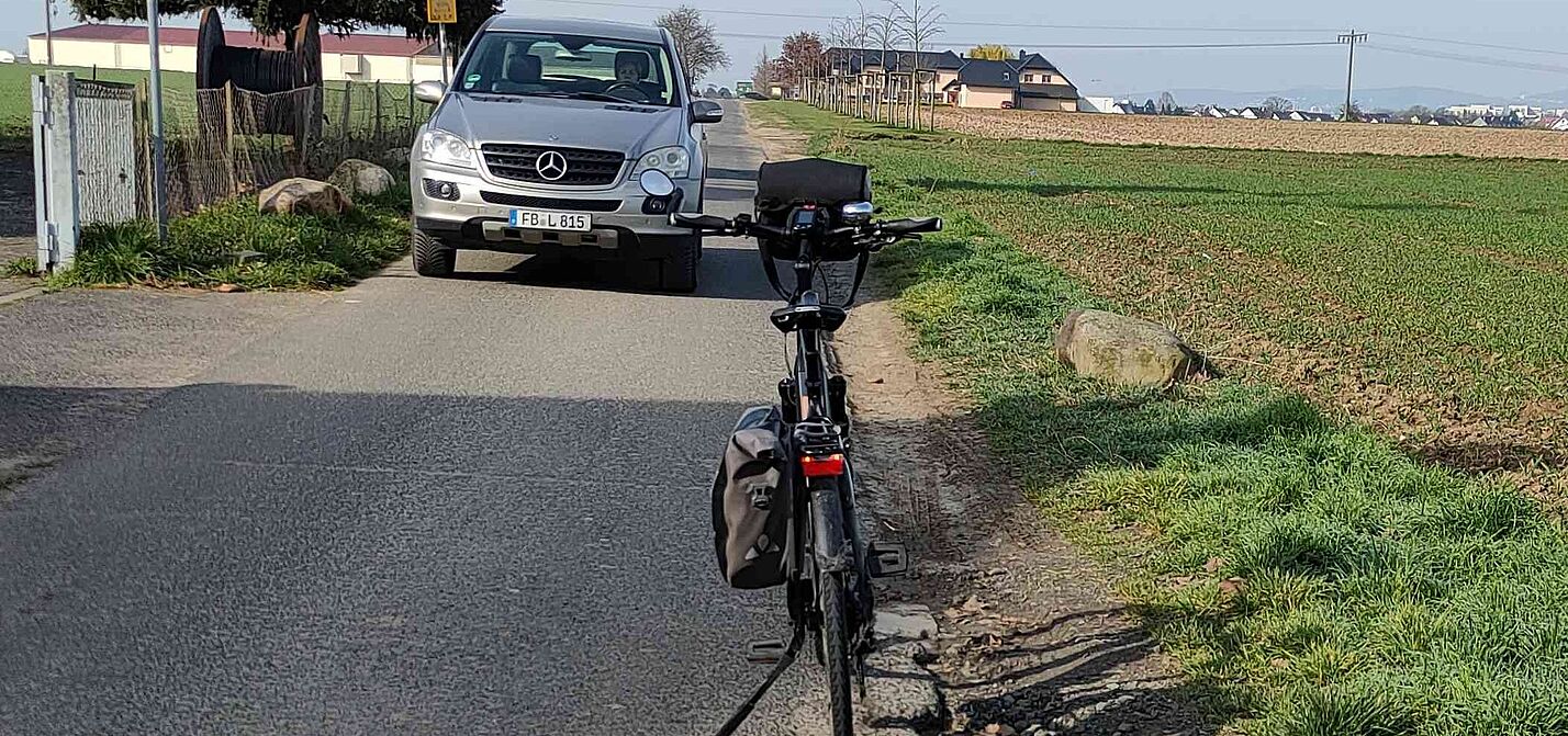 Harheimer Weg, Richtung Frankfurt am Main, Ortsteil Harheim