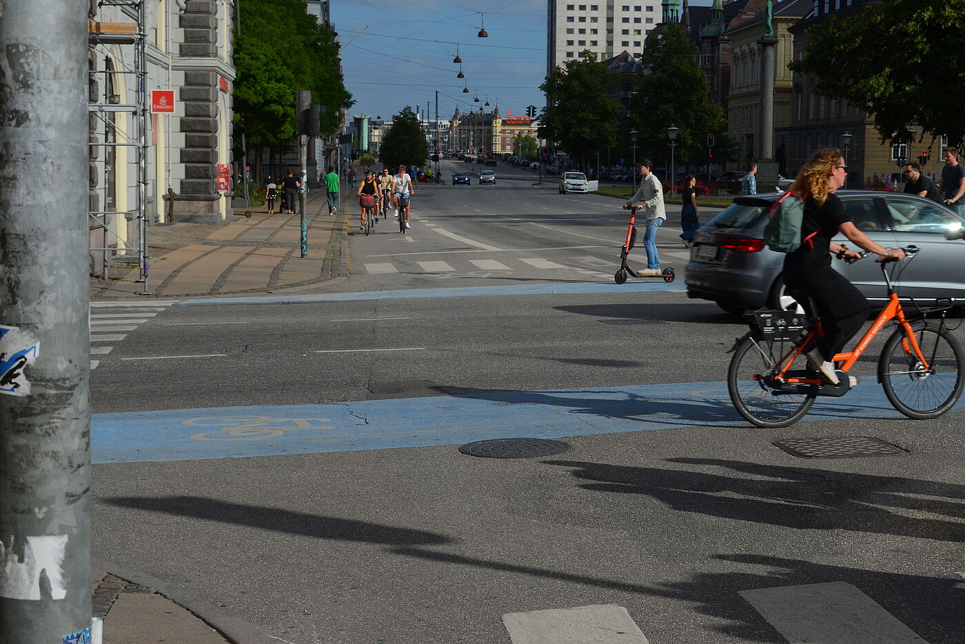 Gerade noch ist die letzte Radlerin im Querverkehr auf der Kreuzung und schon kommt von vorne der nächste Velo-Pulk.