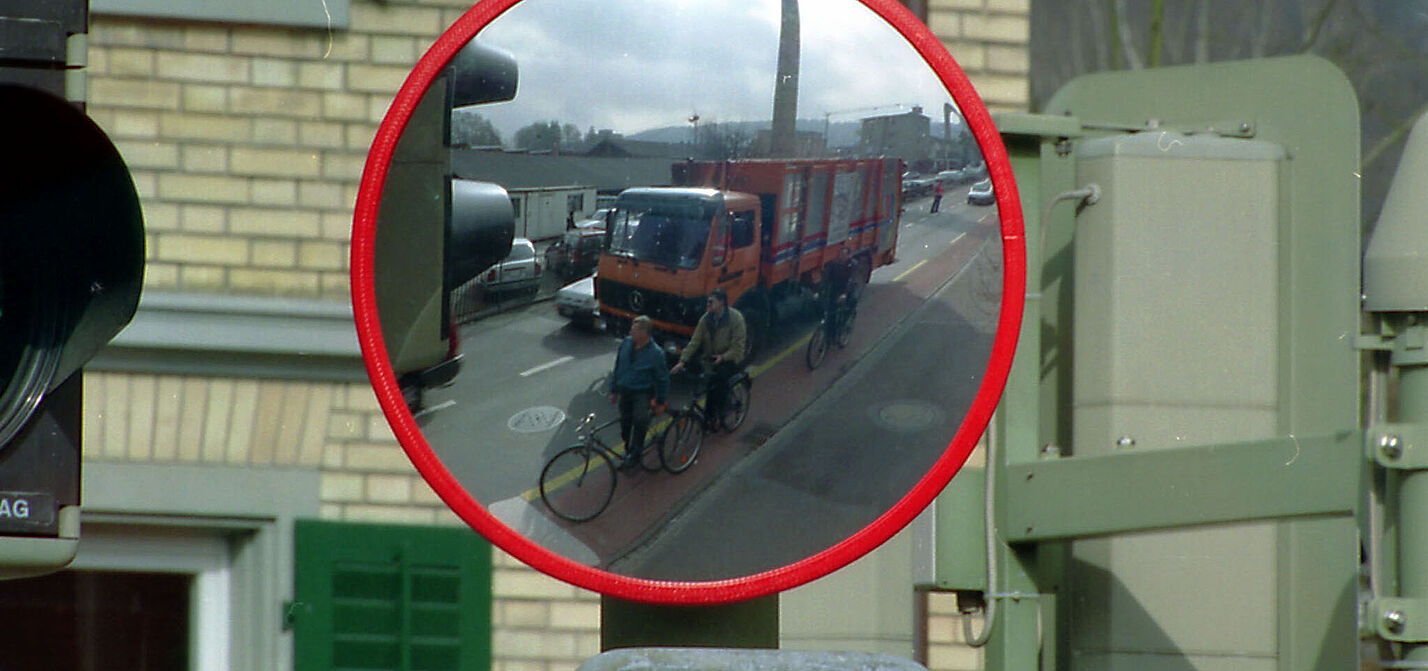 Trixie-Spiegel zum Schutz von Personen im toten Winkel