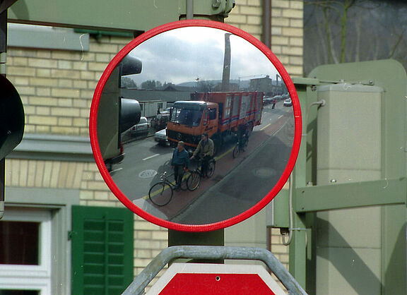 Trixie-Spiegel zum Schutz von Personen im toten Winkel