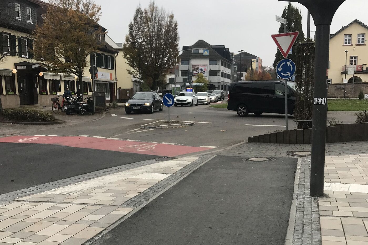 Ende des Radwegs vor dem Biwer-Kreisel