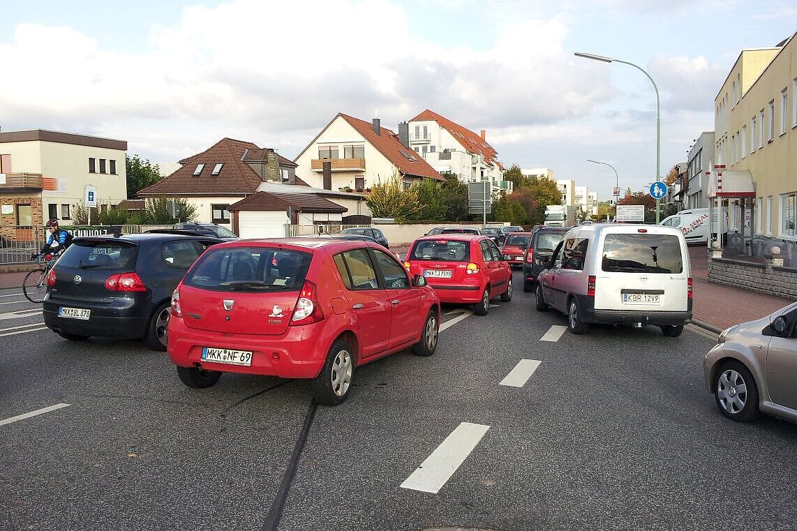 Auffahrt von der Friedberger Straße auf die Büdinger Straße; STau