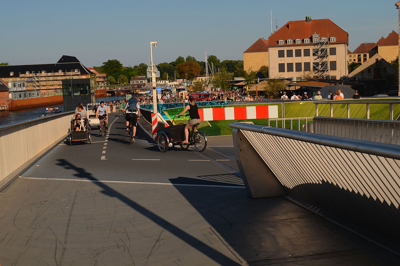 Reges Treiben auf der Inderhavnsbroen – einer Brücke in Kopenhagen, deren Nutzung ausschließlich Nichtmotorisierten  vorbehalten ist.
