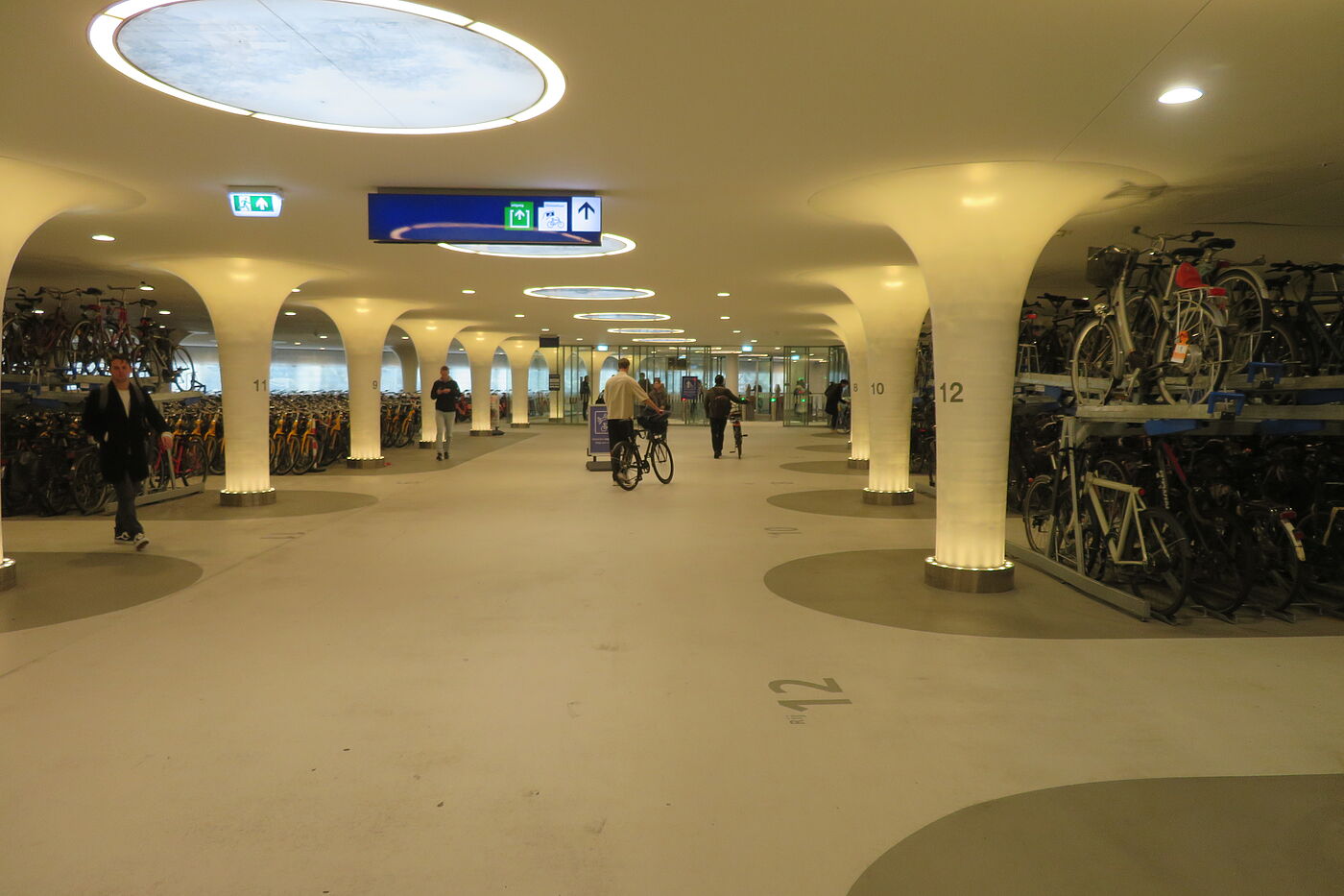 Das Innere des Parkhauses in Amsterdam, taghell beleuchtet