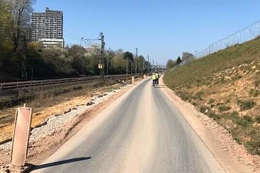 Baustraße entlang der Bahnlinie in Frankfurt–Berkersheim