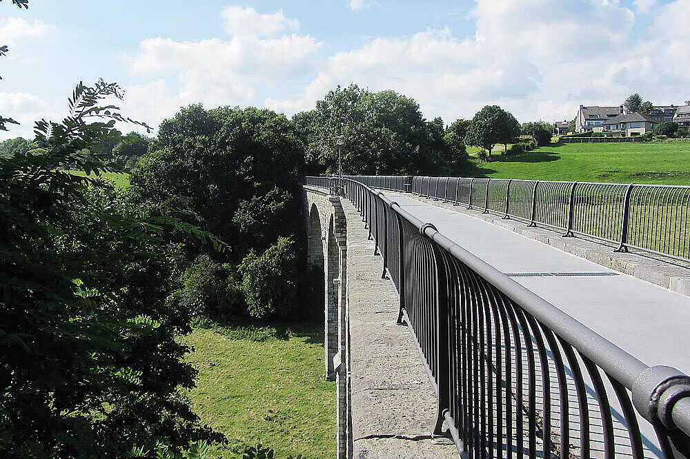 Schön renoviertes Viadukt südlich von Niederforstbach