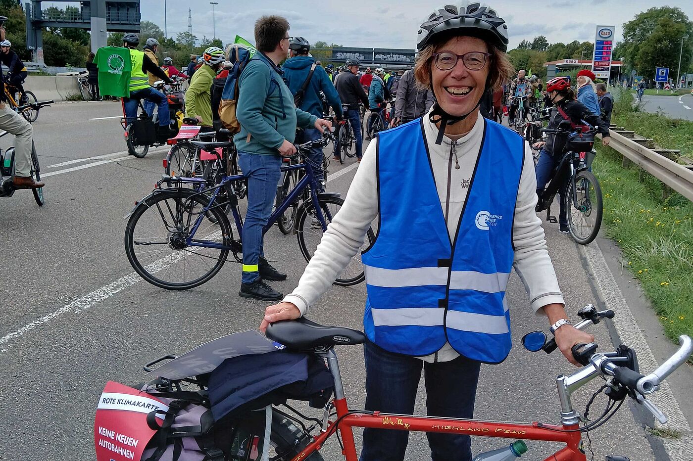 Tina als Teilnehmerin an der Demonstration gegen den Ausbau der A 5 im September 2024 
