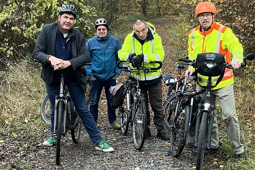 Matthias Körner, Manfred Kissing, Wulfhard Bäumlein und Jochen Waiblinger (v. l. n. r.) entscheiden sich nolens volens, abzusteigen und das Rad für den Rest bis zum Scheitelpunkt zu schieben.