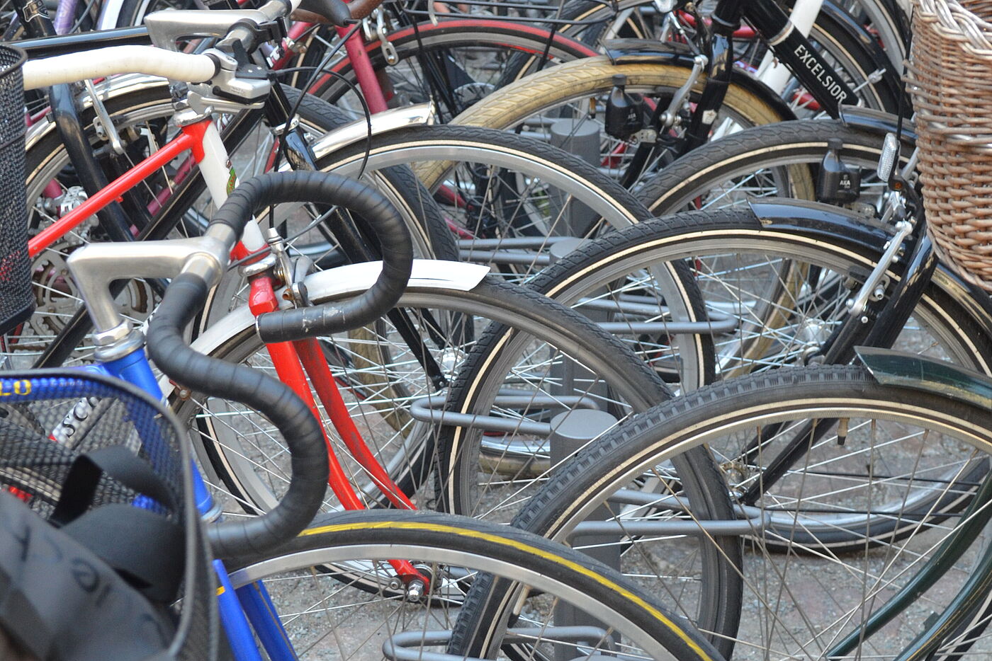 Fahrradabstellanlagen sind zwar vorhanden, aber ausschließlich in „traditioneller“ Qualität.