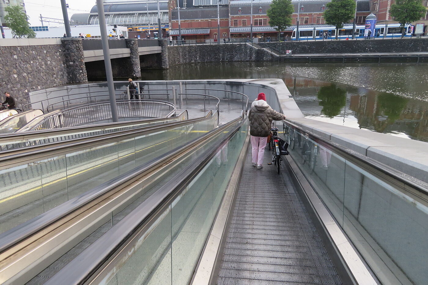 Fahrradparkhaus in Amsterdam: Rollrampen machen den Ein- und Ausgang leicht