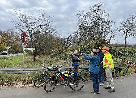 Wer auf dem GrünGürtel-Weg radelnd oder per pedes unterwegs nach Bergen ist, muss hier die stark befahrene B 521 überqueren – und sich gezwungenermaßen in Gefahr begeben.