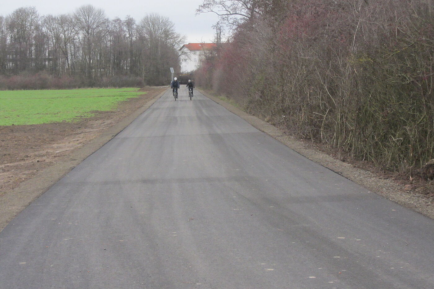 Erste Radelnde, aus Karben kommend