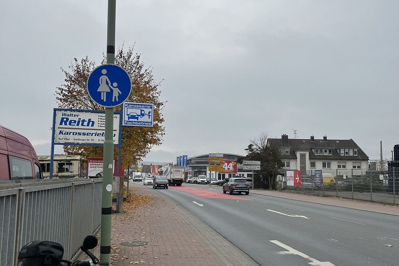 Hier endet der Radweg, er ist nur noch Gehweg. In umgekehrter Richtung ist der Gehweg fürs Rad freigegeben