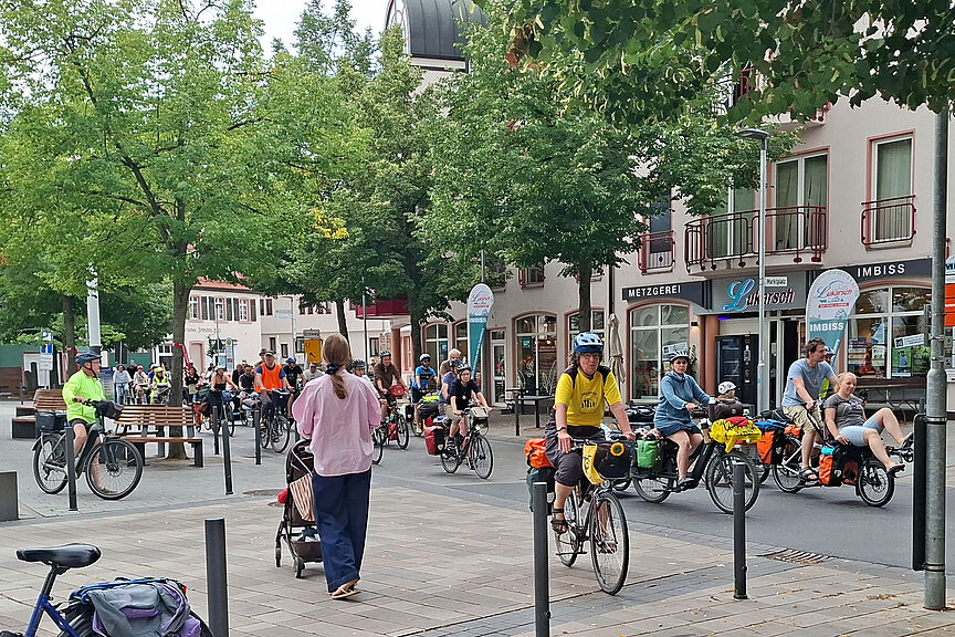 Ankunft der Tour de Natur in der Bad Vilbeler Innenstadt Ankunft auf dem Marktplatz im Zentrum Bad Vilbels