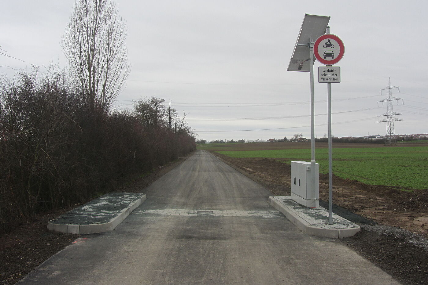 Die Polleranlage, von Ferne steuerbar und mit Solarstrom betrieben