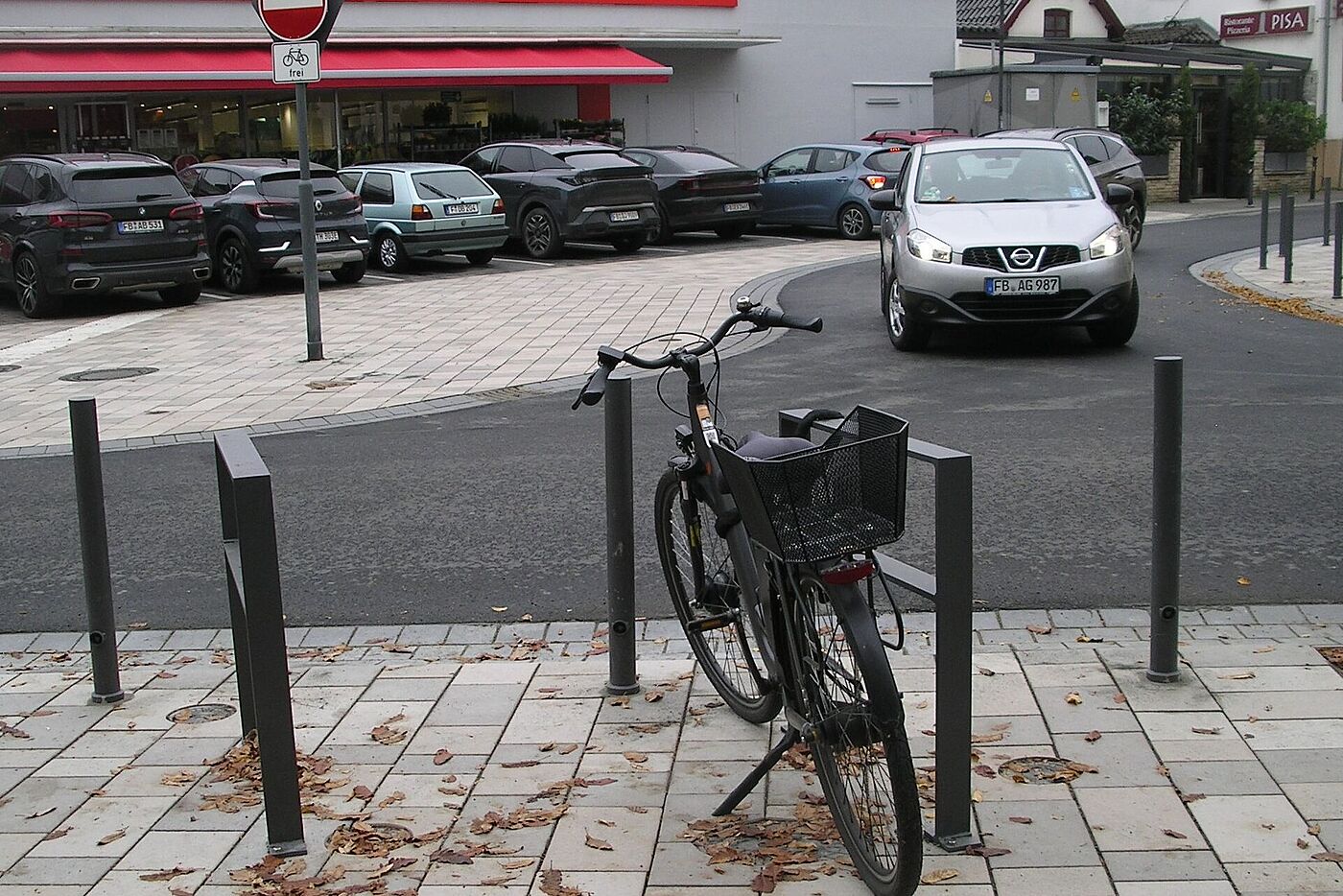 Fahrrad-Anlehnbügel – ebenso elegant wie hochgefährlich