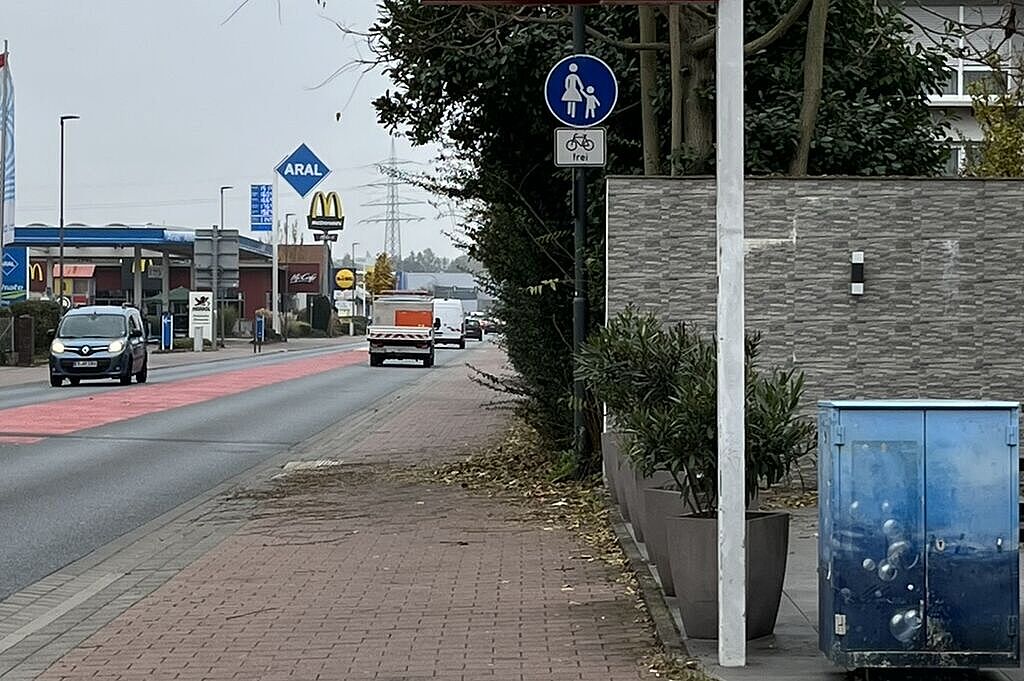 Sieht aus, als müssten Radfahrer den Gehweg benutzen, aber er ist nur für sie freigegeben