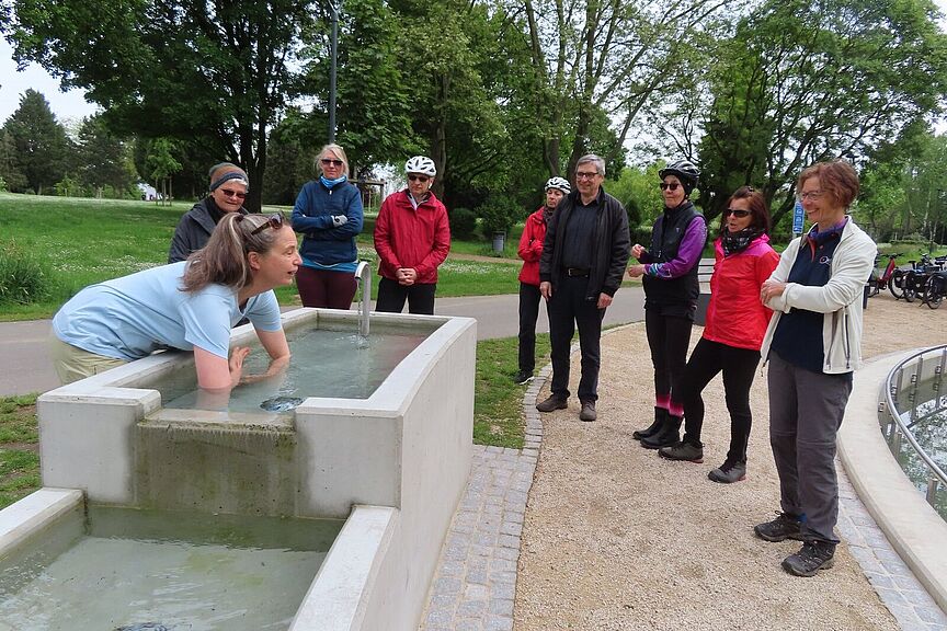 Vor dem Beginn einer ihrer Radtouren im Bad Vilbeler Kurpark Vor dem Beginn einer ihrer Radtouren im Bad Vilbeler Kurpark, Kneipp-Becken