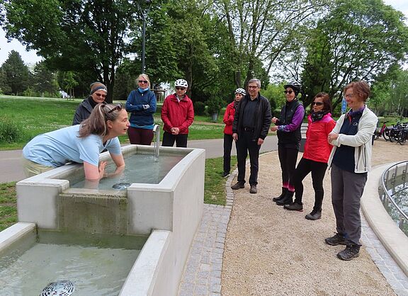 Vor dem Beginn einer ihrer Radtouren im Bad Vilbeler Kurpark,  Kneipp-Becken