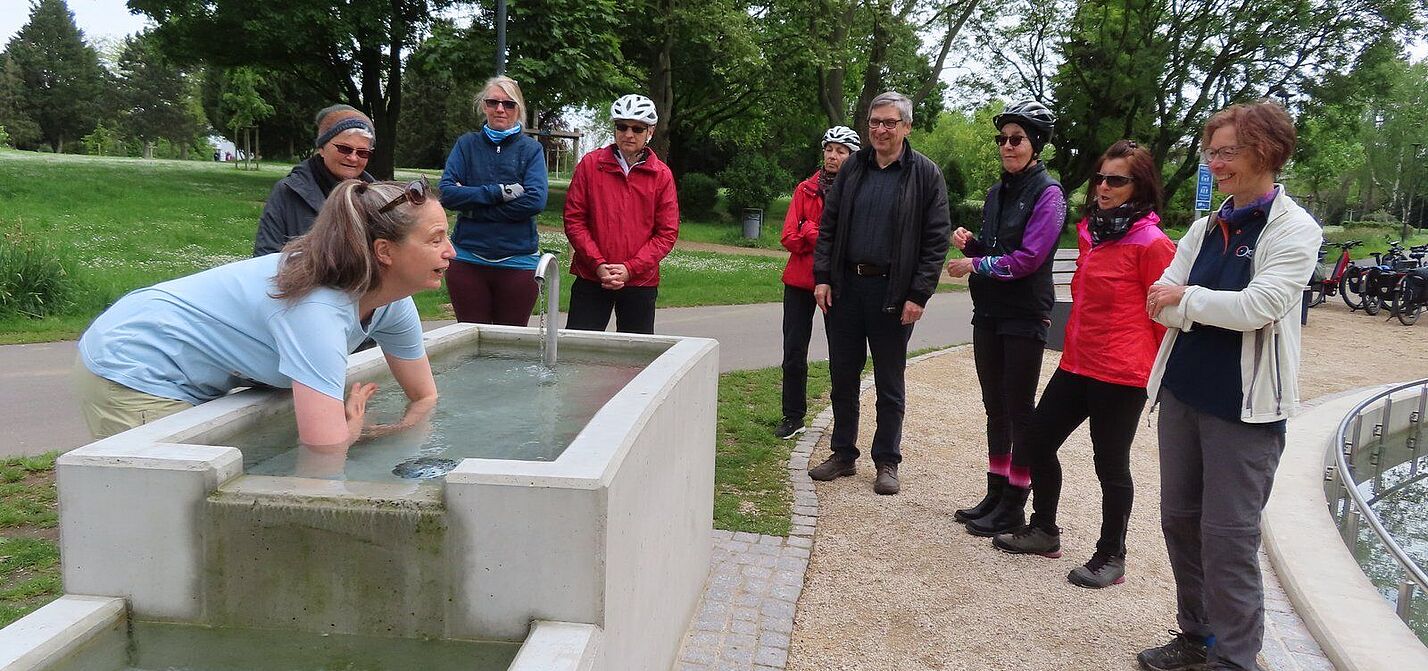 Vor dem Beginn einer ihrer Radtouren im Bad Vilbeler Kurpark,  Kneipp-Becken