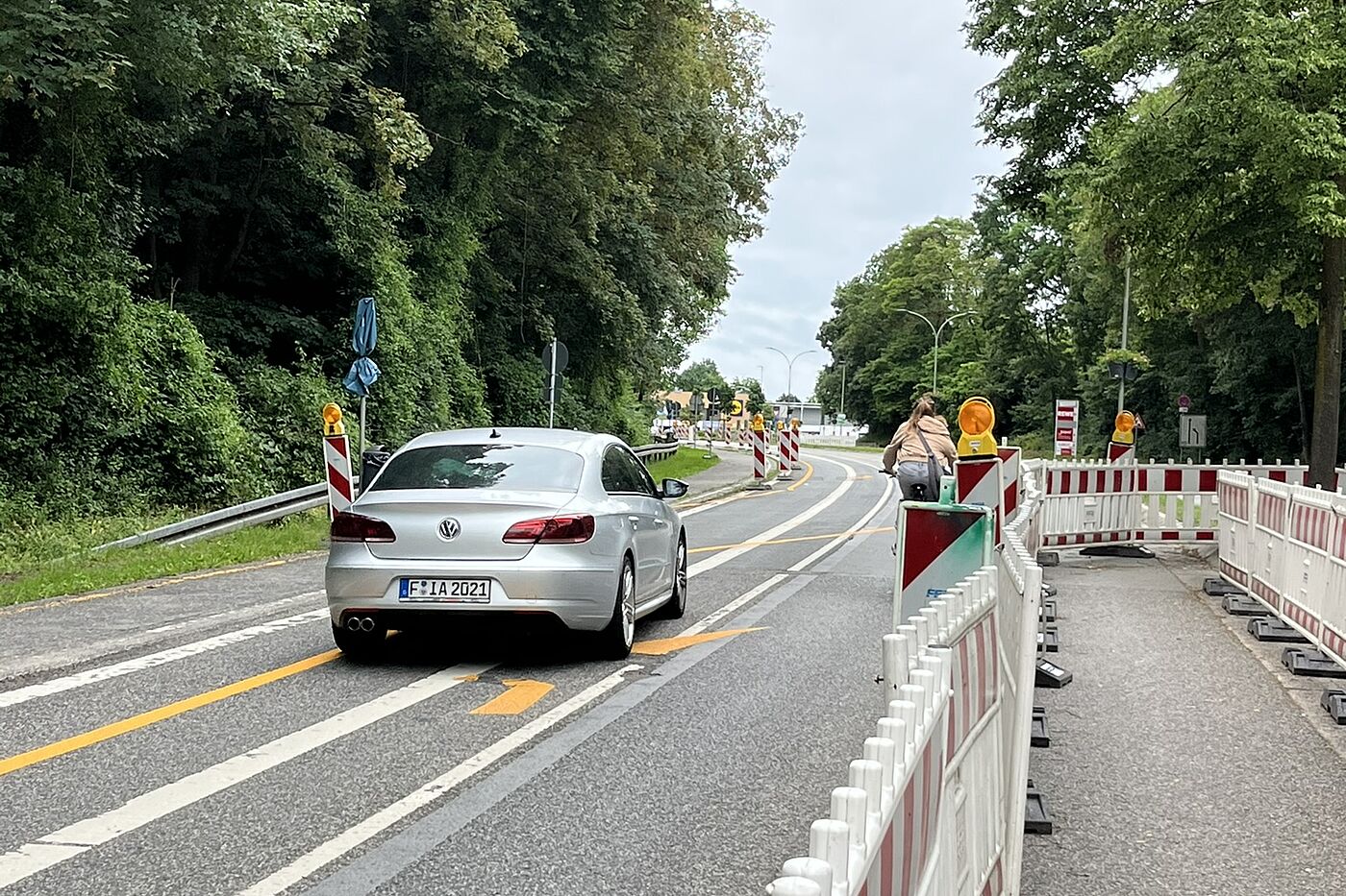 Überholvorgang, gäbe es keinen Kfz-Verkehr, so wäre genug Platz 