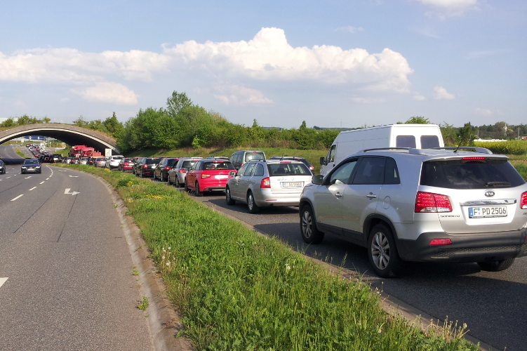 Im täglichen Feierabendverkehr kommt der Verkehrsfluss auf der Nordumgehung vollständig zum Erliegen.