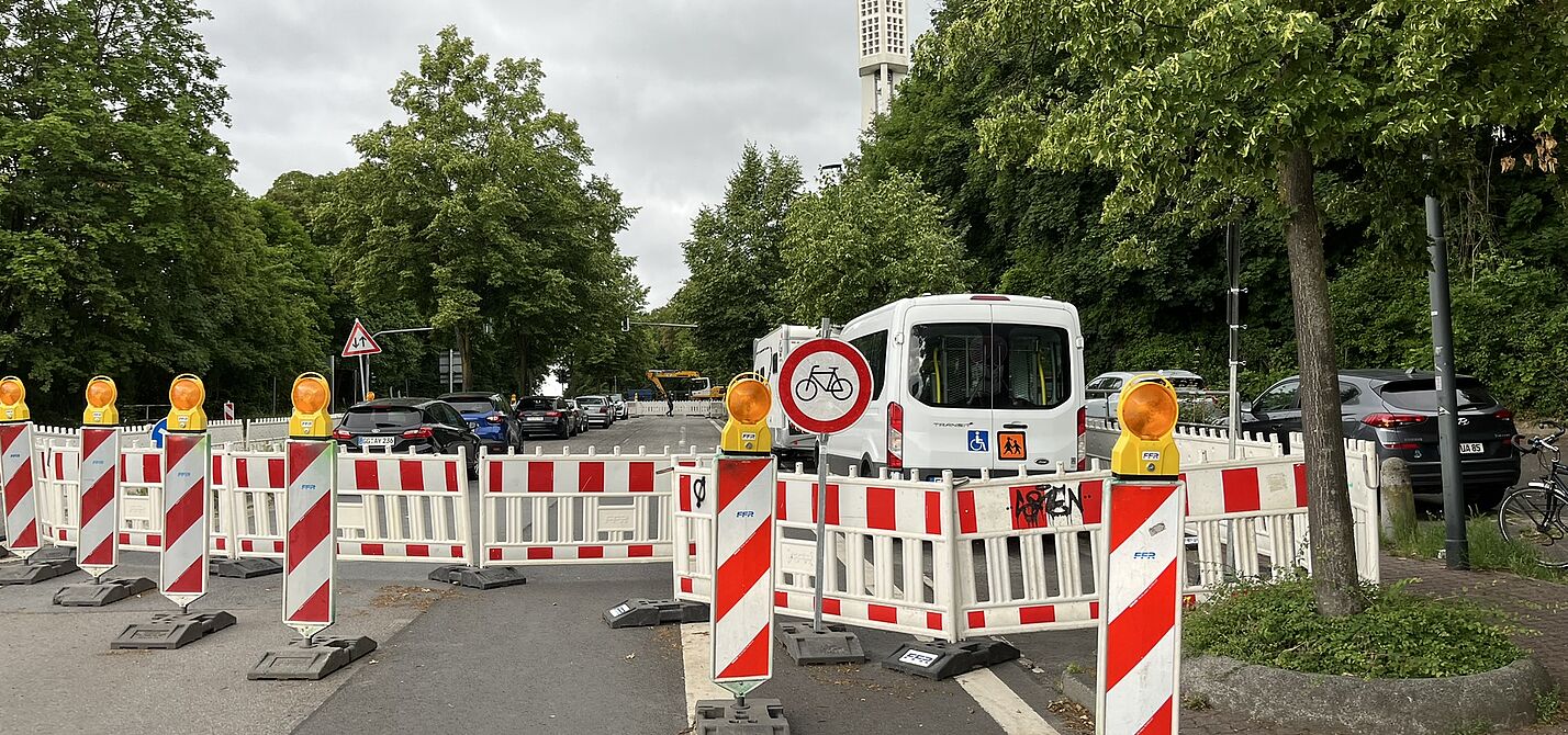 Seltsamer Parkplatz an der Baustelle am Heilsberg: Warum dieser „Parkplatz“ für Radelnde gesperrt ist, bleibt im Dunkeln