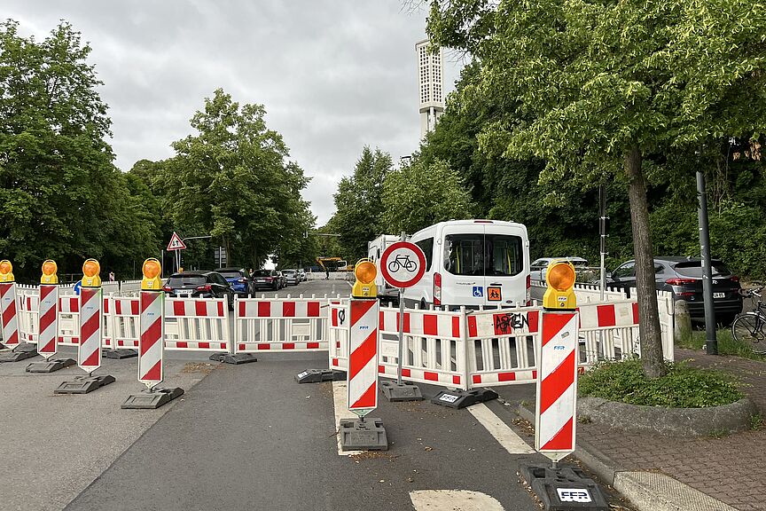 Seltsamer Parkplatz Seltsamer Parkplatz an der Baustelle am Heilsberg: Warum dieser „Parkplatz“ für Radelnde gesperrt ist, bleibt im Dunkeln