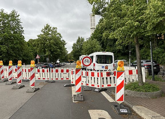 Seltsamer Parkplatz an der Baustelle am Heilsberg: Warum dieser „Parkplatz“ für Radelnde gesperrt ist, bleibt im Dunkeln