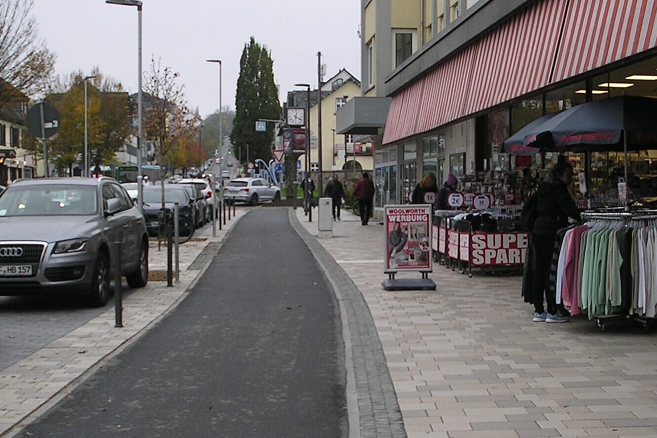 Werbeaufsteller – mitten auf dem Gehweg
