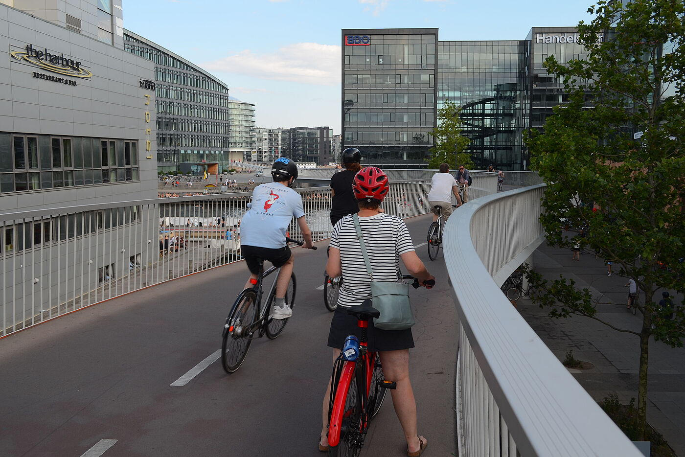 Auf der Cykelslangen über den Hafen direkt in das Fahrradparkhaus der Fisketorvet Einkaufsmall.