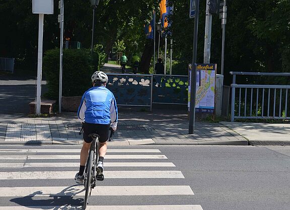 Querung der Friedberger Straße an der Rathausbrücke in Bad Vilbel