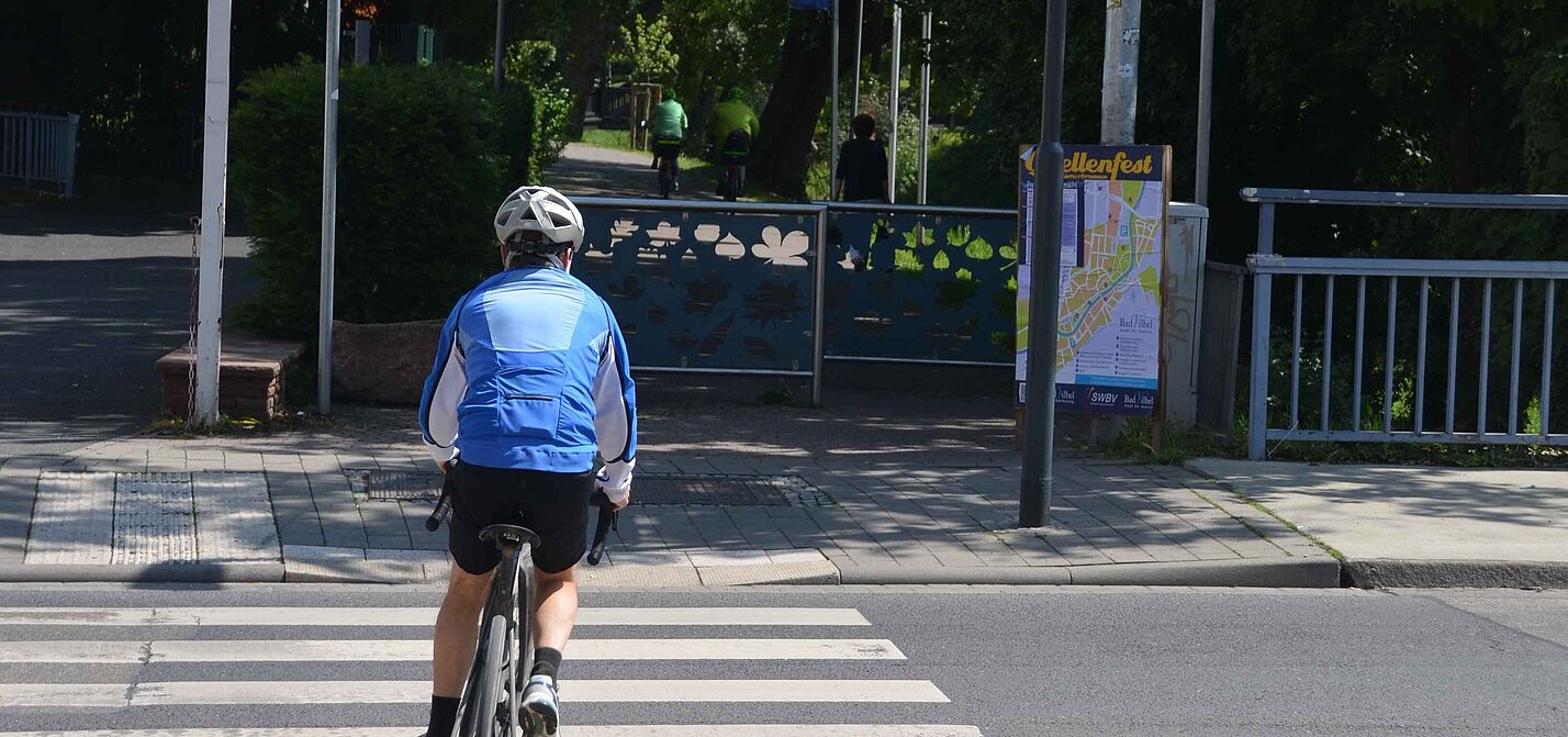 Querung der Friedberger Straße an der Rathausbrücke in Bad Vilbel