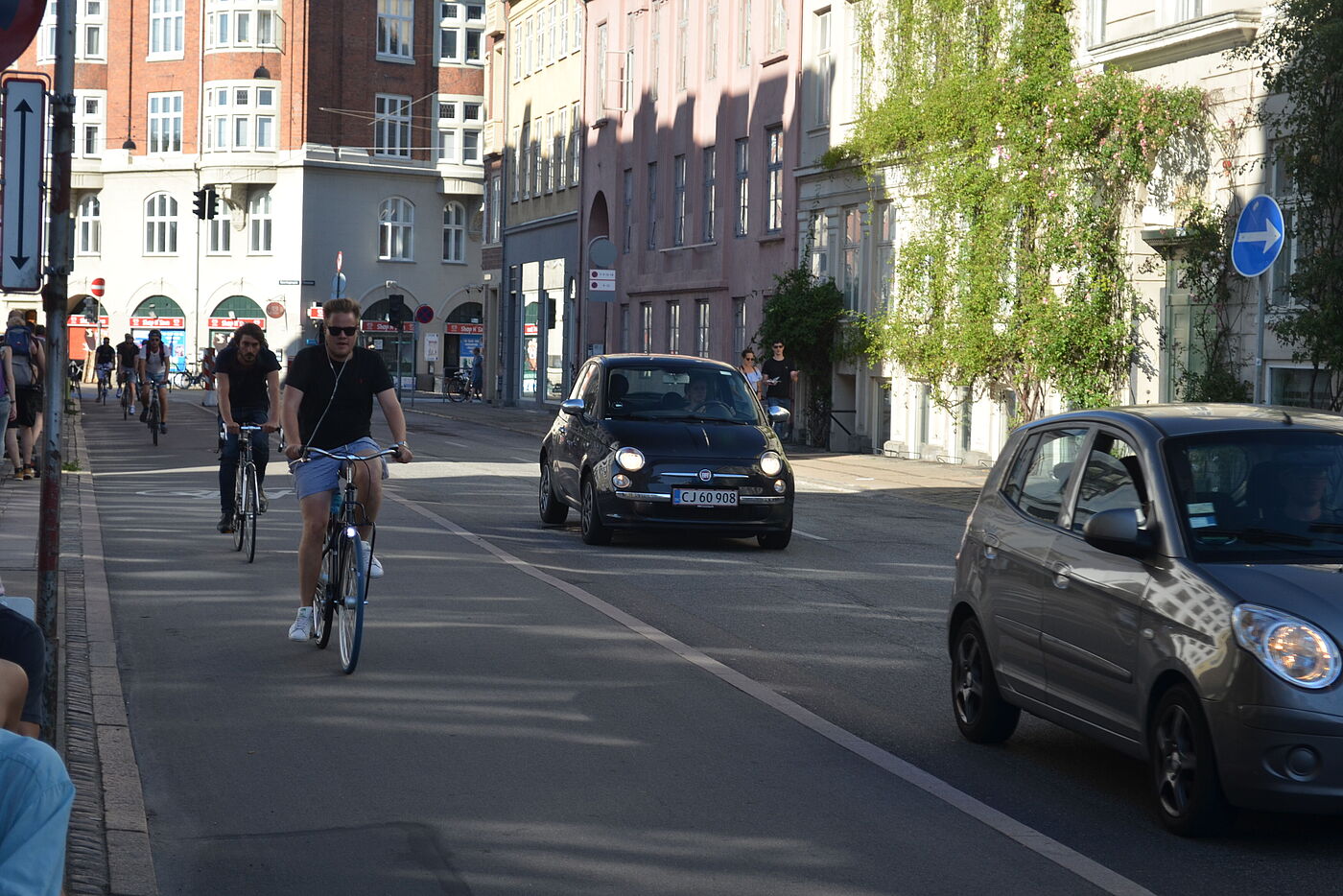 In einigen Straßen gibt es Radwege mit Überbreite, die aus Kfz-Spuren entstanden sein mögen. Allerdings wurden scharfe Bordsteinkanten geschaffen, und niemand kommt auf die Idee, auf einem solchen Radweg ein Auto abzustellen.
