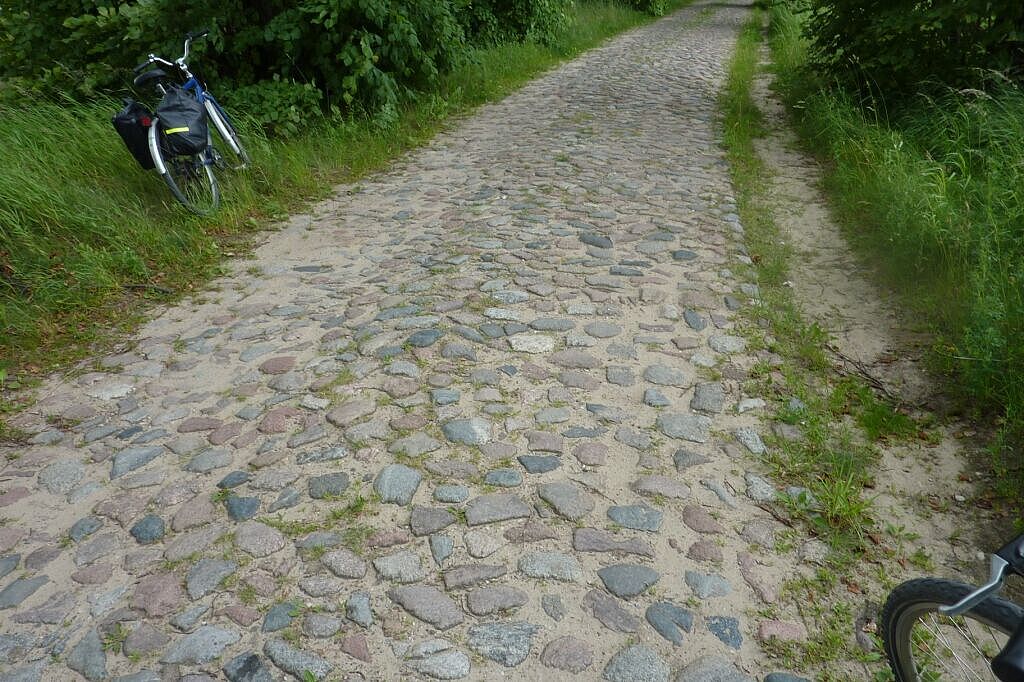 Das Kopfsteinpflaster auf dem Weg von Willkassen nach Nikolaiken ist nichts für Verwöhnte.