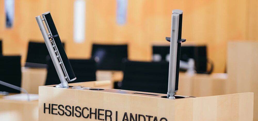 Rednerpult im Hessischen Landtag