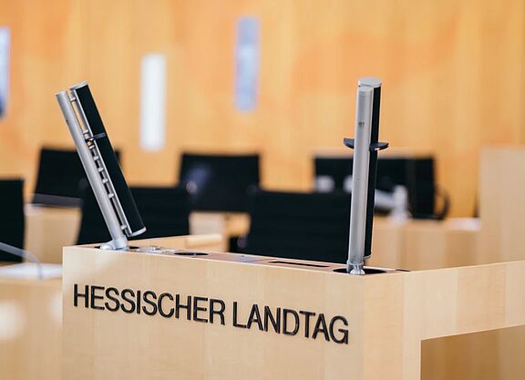 Rednerpult im Hessischen Landtag