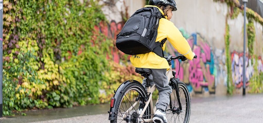 Radfahrender Junge mit Rucksack