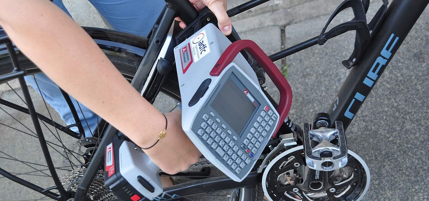 Ein Fahrrad wird codiert.