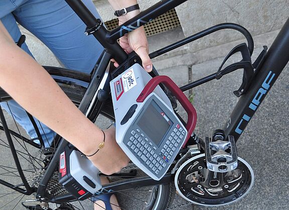 Ein Fahrrad wird codiert.